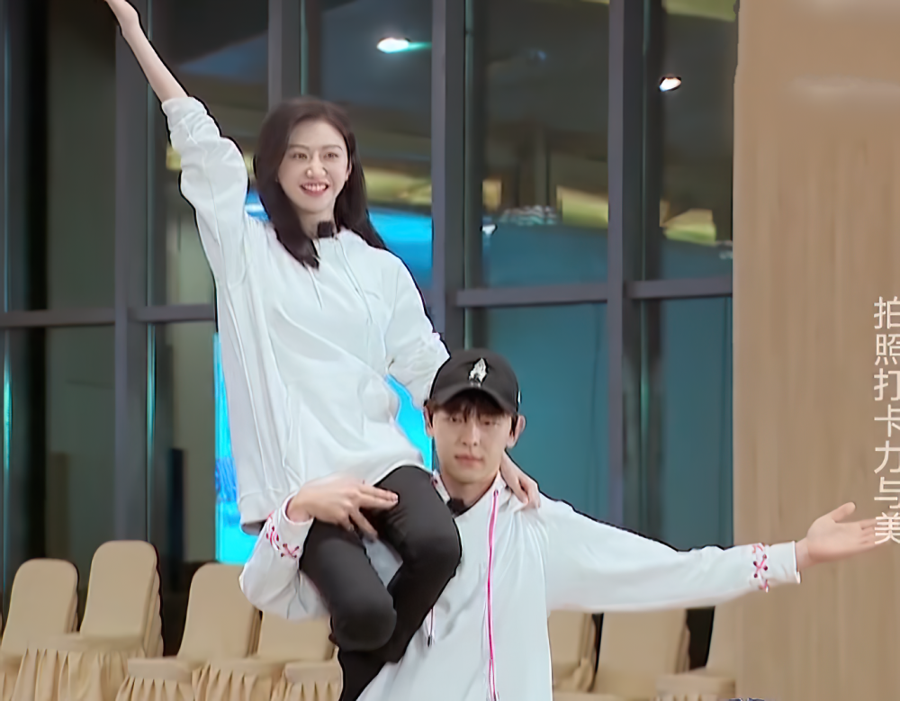 邓伦把景甜扛在肩上,有谁注意他的手是咋放的?暴露男明星素质