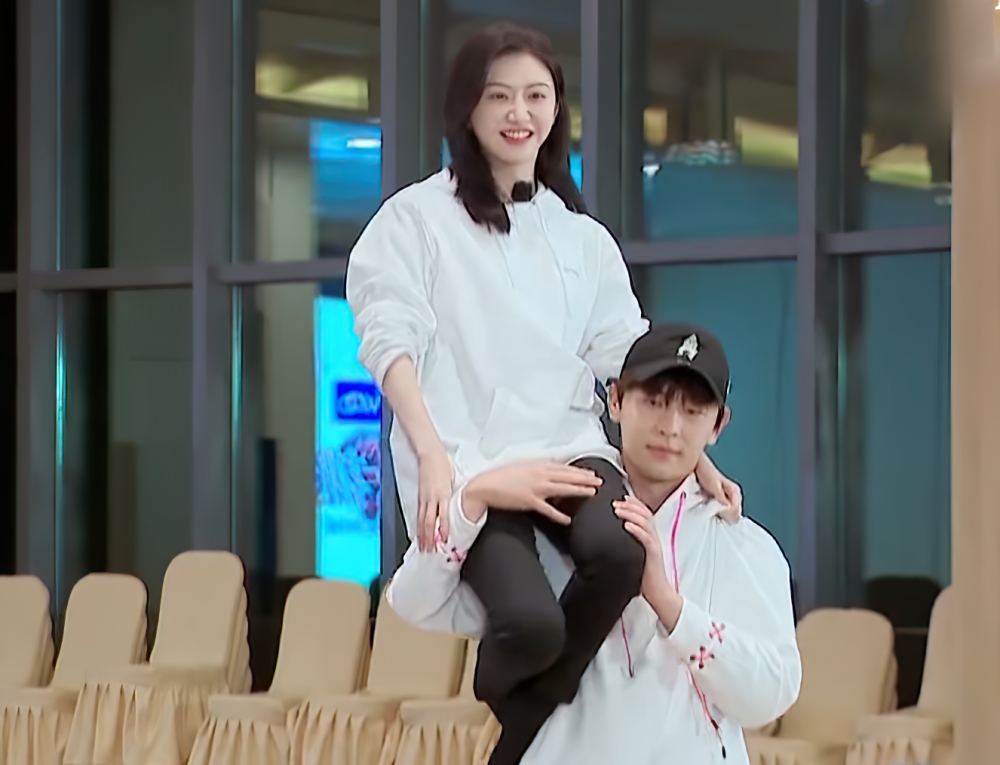 邓伦把景甜扛在肩上,有谁注意他的手是咋放的?暴露男明星素质