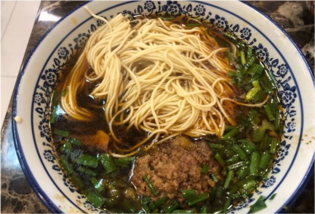 镇江这家店太豪横,只收现金,肉圆面13元一碗靠抢,3小时卖光