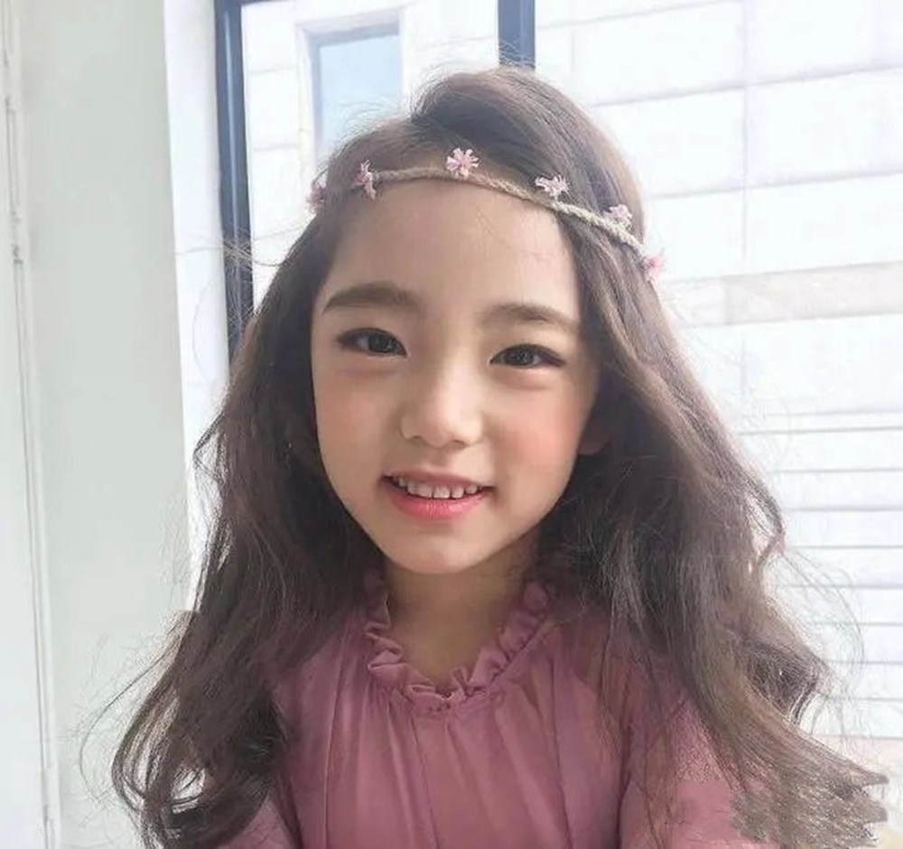 小学生做美妆博主走红恐造成孩子性早熟别因爱美毁了娃