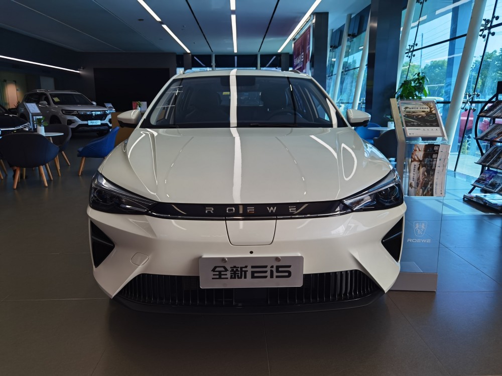 焕新纯电出发实拍上汽荣威ei5