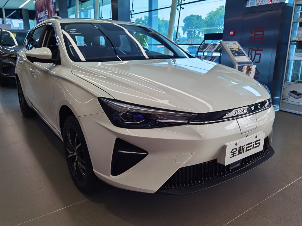 焕新纯电出发实拍上汽荣威ei5