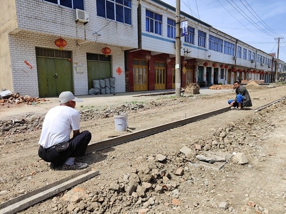 沭阳县李恒镇汤涧居委会中心路施工现场.丁华明摄