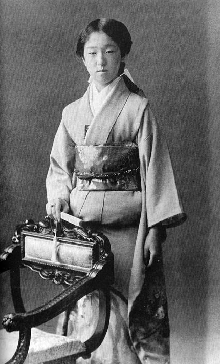 良子皇后影响3代人折磨的儿媳不愿跟儿子合葬小眼睛传给重孙女