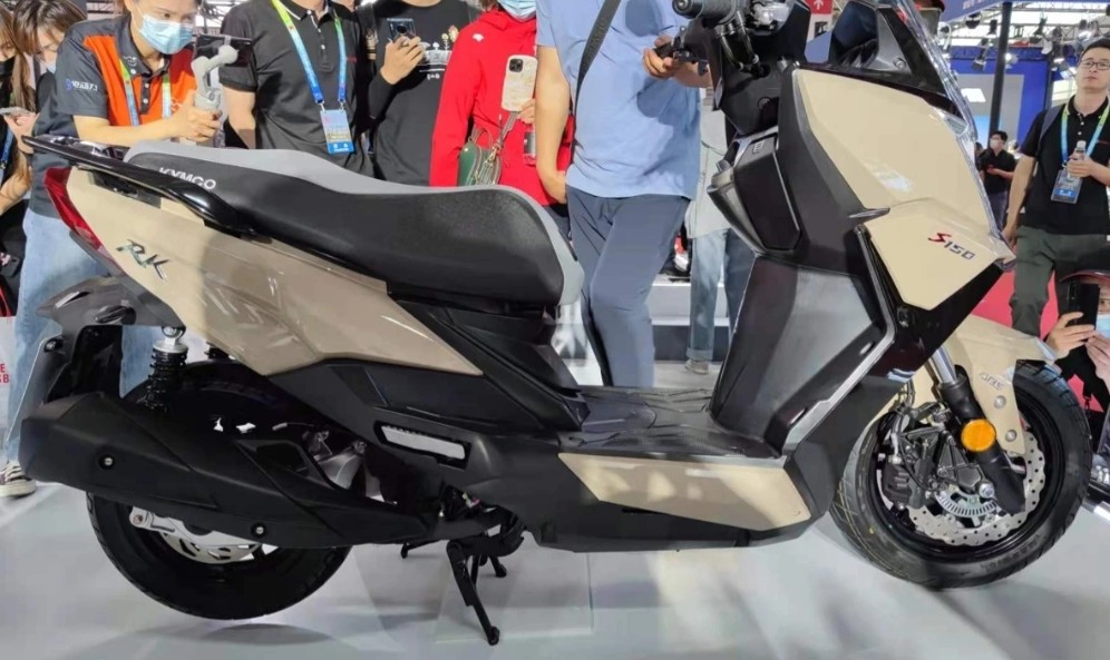 光阳这款新车命名为rks 150,而其定位也是小型旅行踏板摩托车,同时在