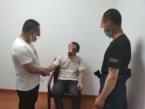 从大学出来的最初几年,孙波偶尔还会和家里人通个电话,偶尔回一趟老家