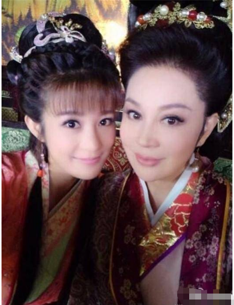 两人也真如大家所想的那样,是有关系的,邬倩倩是邬靖靖的姑姑,她能