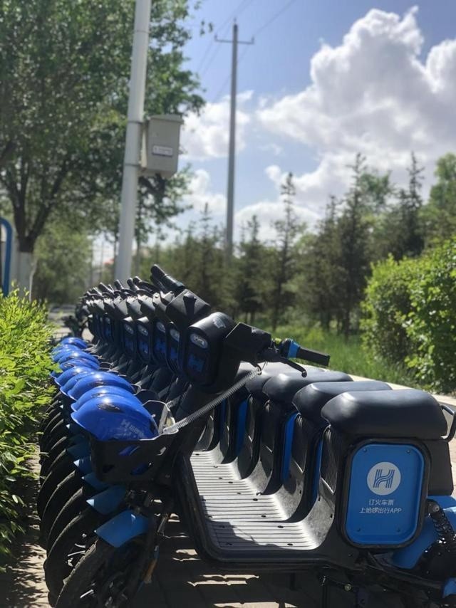 骑行头盔排行_江西女子骑行不戴头盔,男子开车跟了一路,“醉翁之意不在酒”(2)