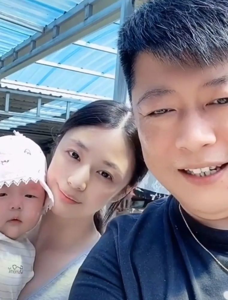 乡爱谢永强王小蒙合照一个嫁富豪变娇嫩一个娶娇妻变沧桑