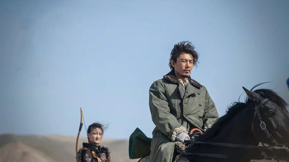 林区多了一个胡子拉碴不修边幅的护林员,人称:魏八两