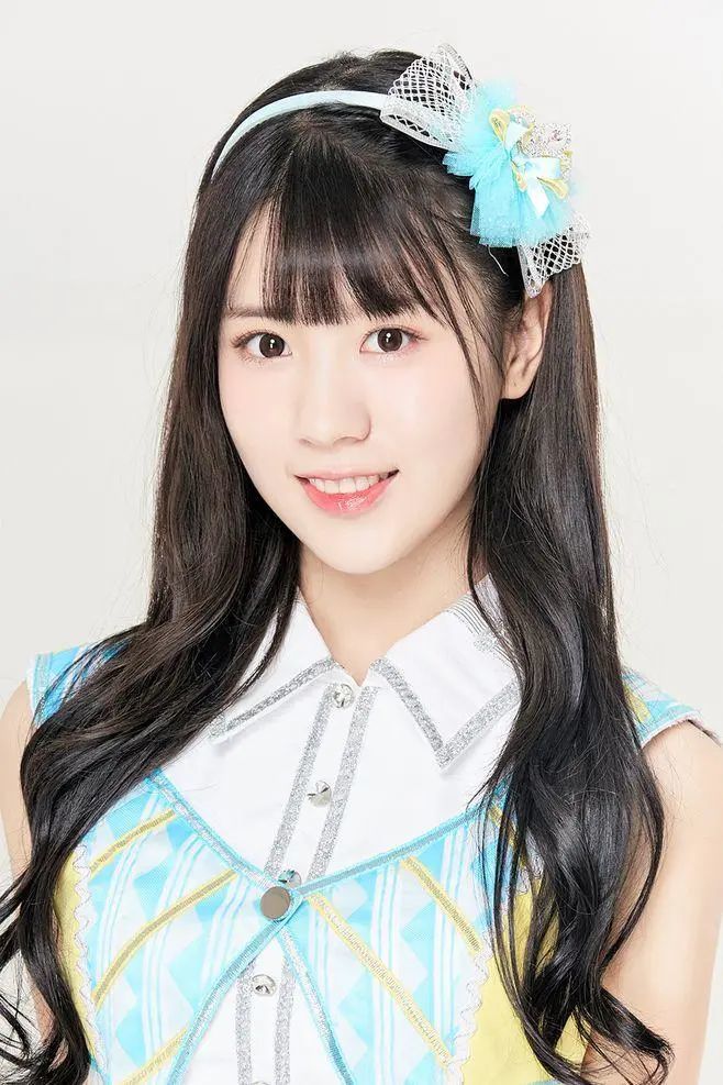 通过视频,女生的身份很快就被曝光,正是参加过《创造101》的吴茜.