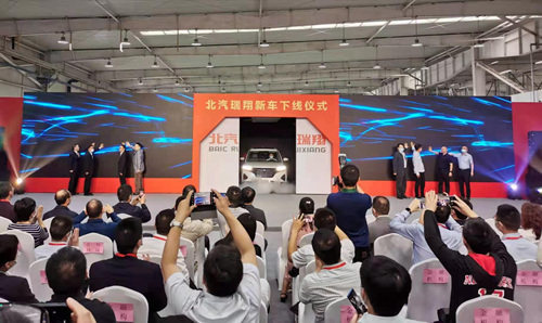28日,位于合川天顶汽车城的北汽瑞翔举办新车下线仪式,旗下首款suv