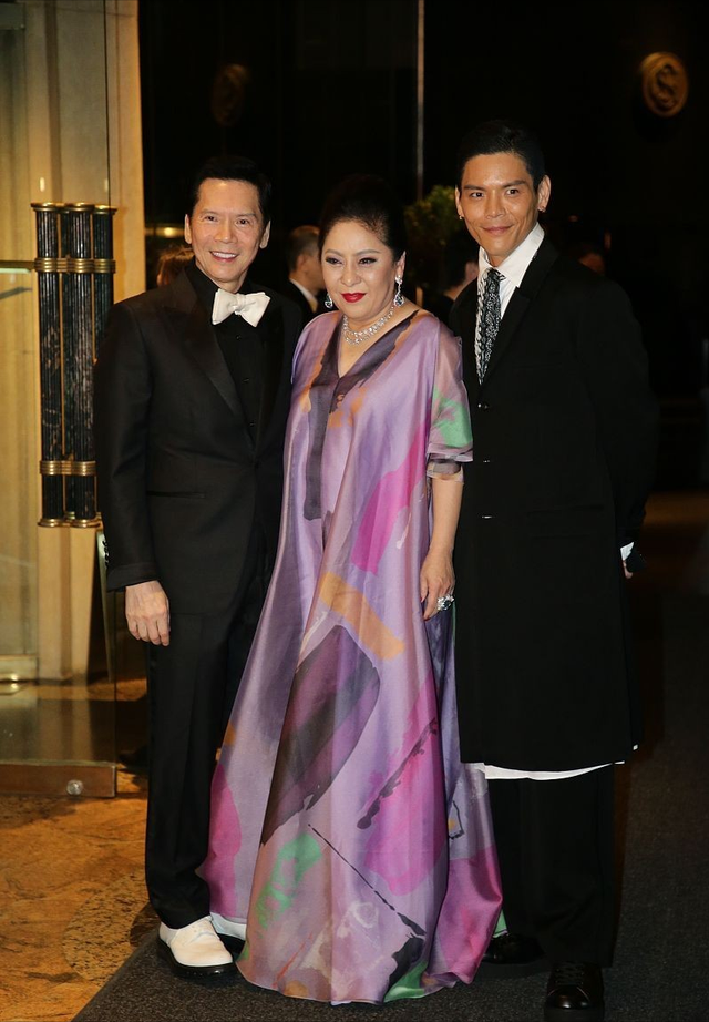 向太年轻时候照片曝光!素色穿搭魅力时尚,一颦一笑让人心动