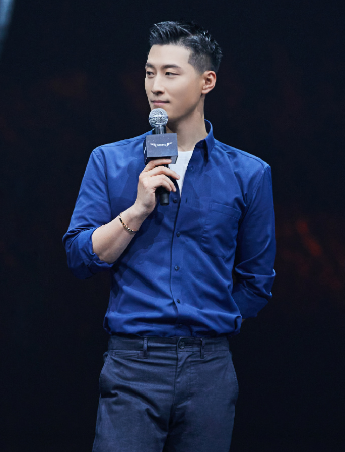 窦骁何超莲甜蜜庆生与女助理互动多惹争议能娶到赌王闺女吗