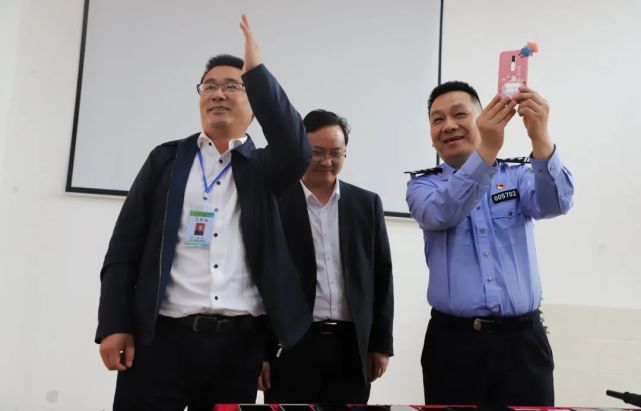 【我为群众办实事】修文县公安局组织39部被盗手机发还仪式