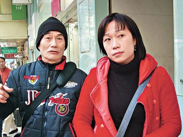 被债主【马德】及其大哥【九指华】挟持在火锅店的一间贵宾房谈判