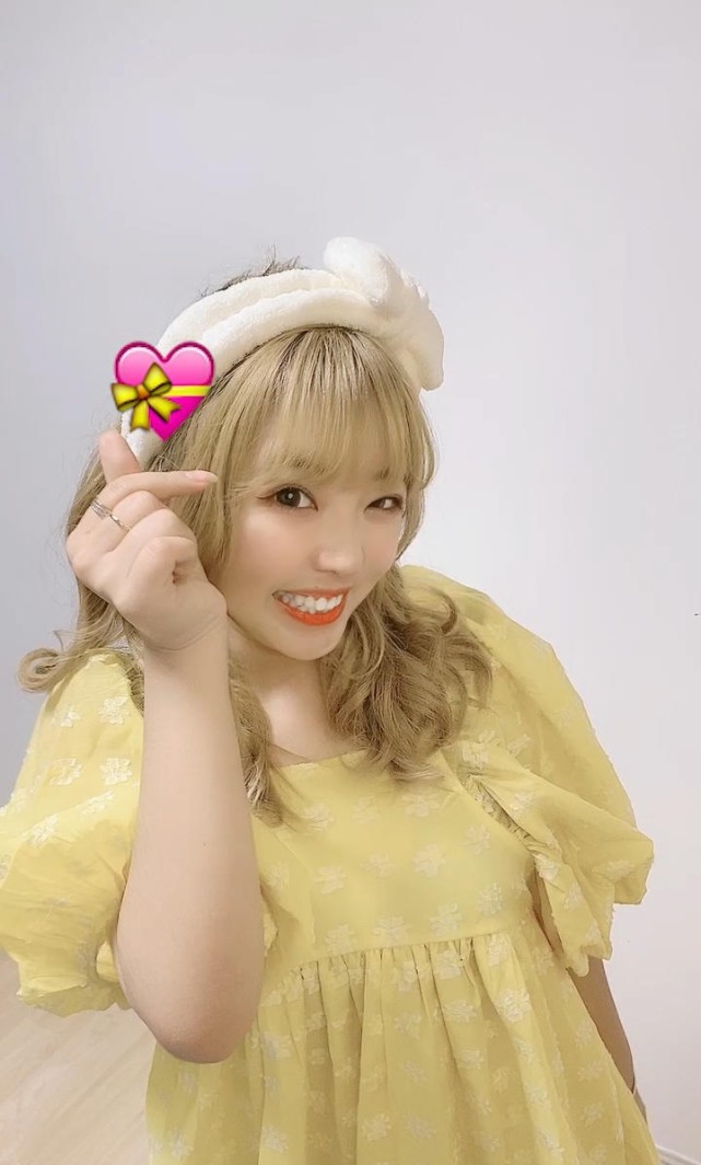 都说没有对比就没有伤害,她旁边挨着的万小七穿着剪裁得体的白色西装