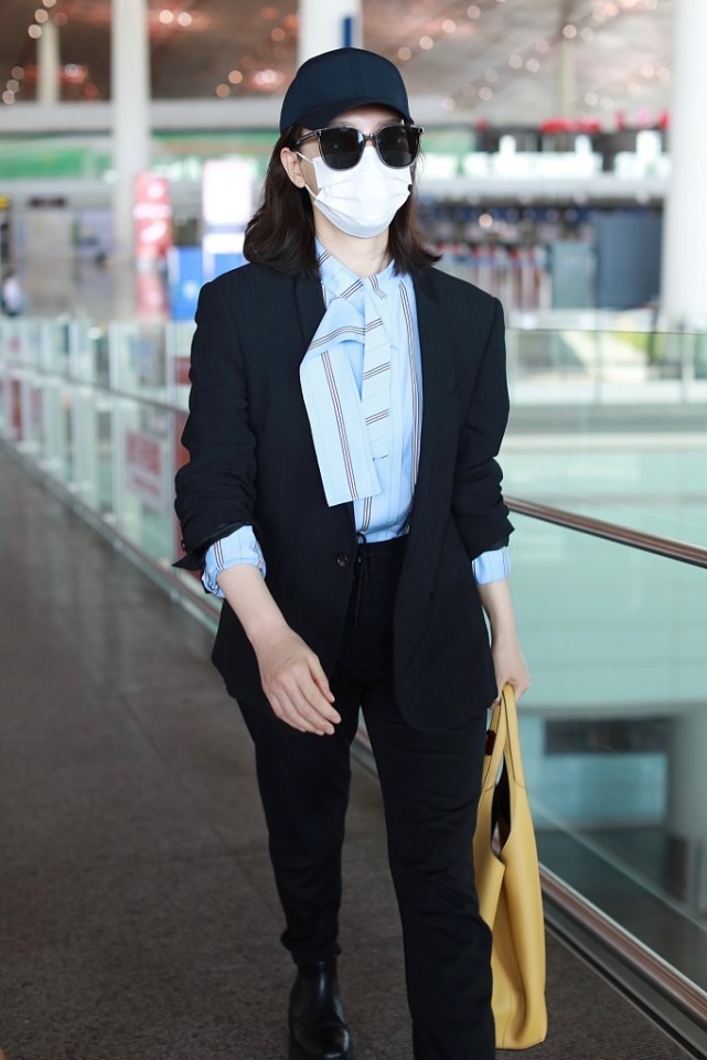 最美翻译官张京真给中国人长脸西装穿搭得体气质优雅端庄