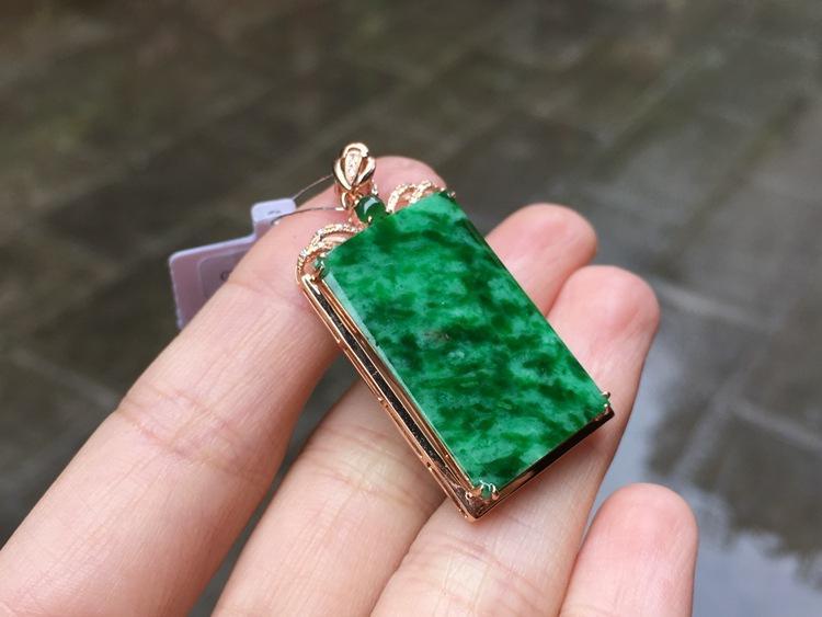 美到窒息的花青种翡翠,你还以为它是翡翠边角料吗?