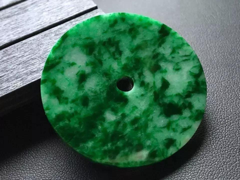 美到窒息的花青种翡翠,你还以为它是翡翠边角料吗?