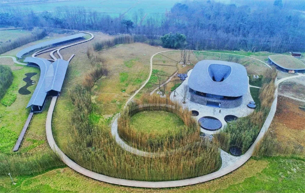 "水西东"林盘文化交流中心位于大邑县安仁镇,通过自然地布置形成独特