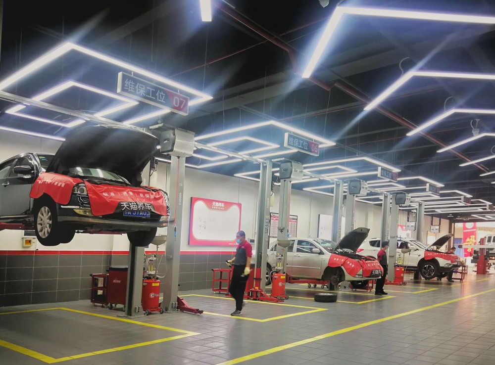 武汉公交天猫养车螃蟹甲店维保工位一角.