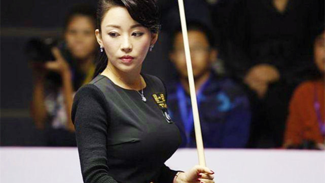 潘晓婷打球有多美?够不到球直接骑在球桌上,观众直呼过瘾!