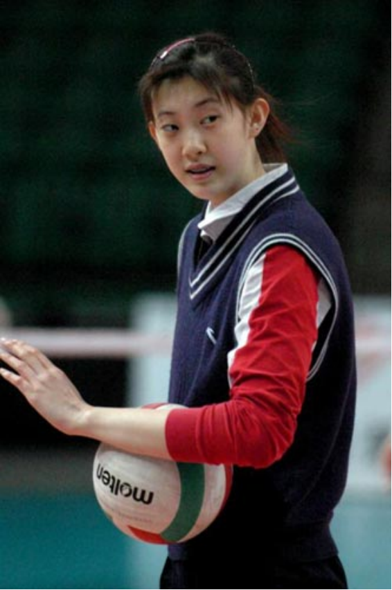 前女排选手变身车模相貌变化疑似整容与导演离婚4年仍单身