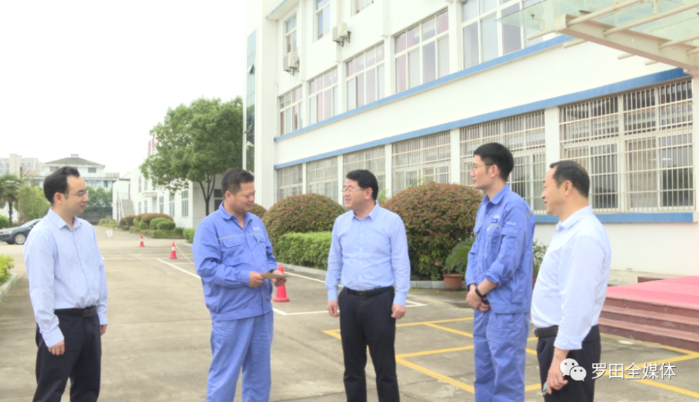 罗田县委副书记,政法委书记李学军看望慰问科技工作者