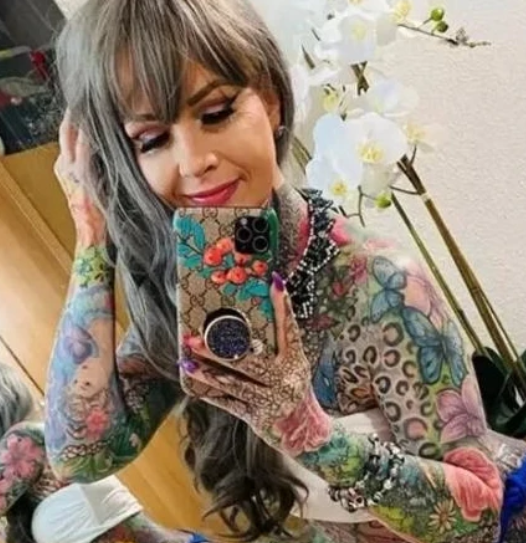 5旬模特花了27万在身上纹满纹身称人生很短就应该做喜欢的事