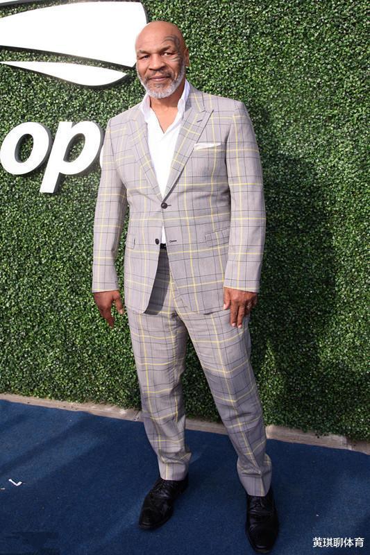 53岁拳王泰森新照胡子花白尽显老态42岁娇妻仍韵味十足