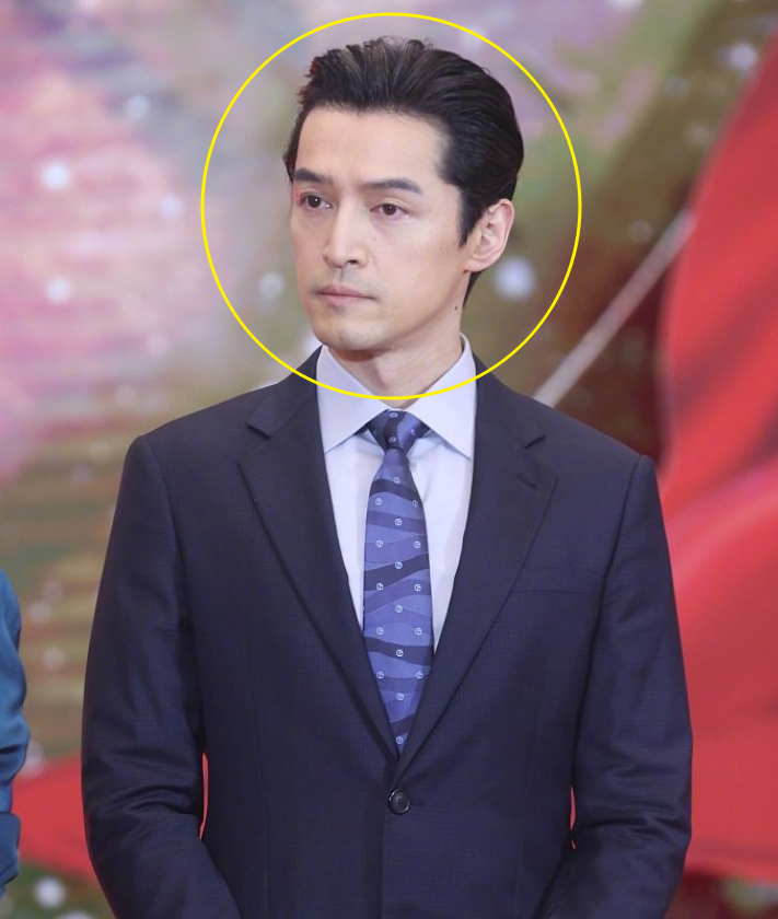 胡歌难得营业现身发布会,生图下颜值显老态,39岁皮肤让人看呆