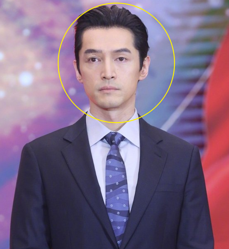 只不过胡歌的发际线就完美暴露了胡歌的年龄,因为这一次为了看上去