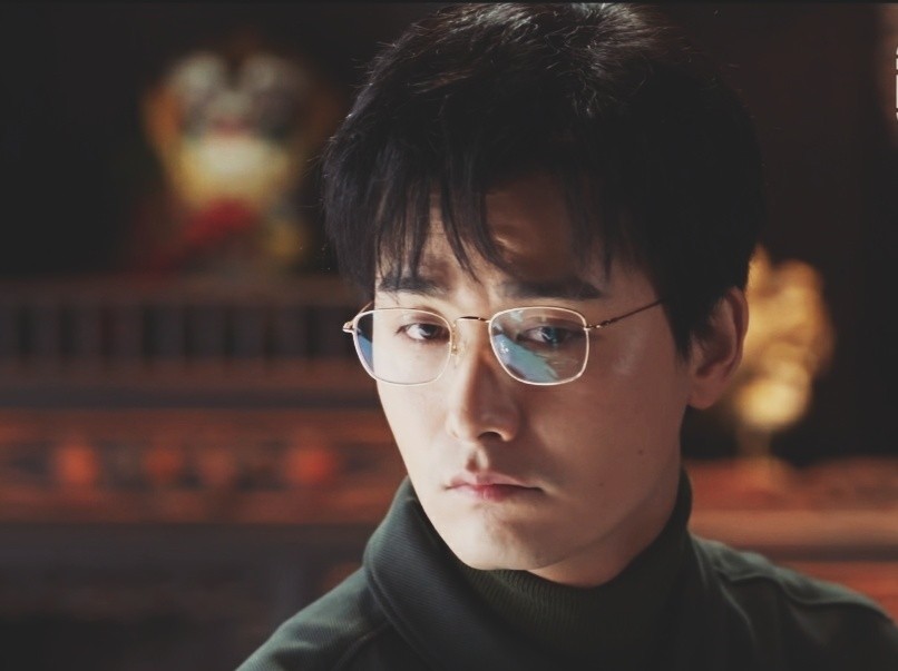 霍道夫是老九门的后人,可他却也是霍家一个不受重用的外戚,从他出生的