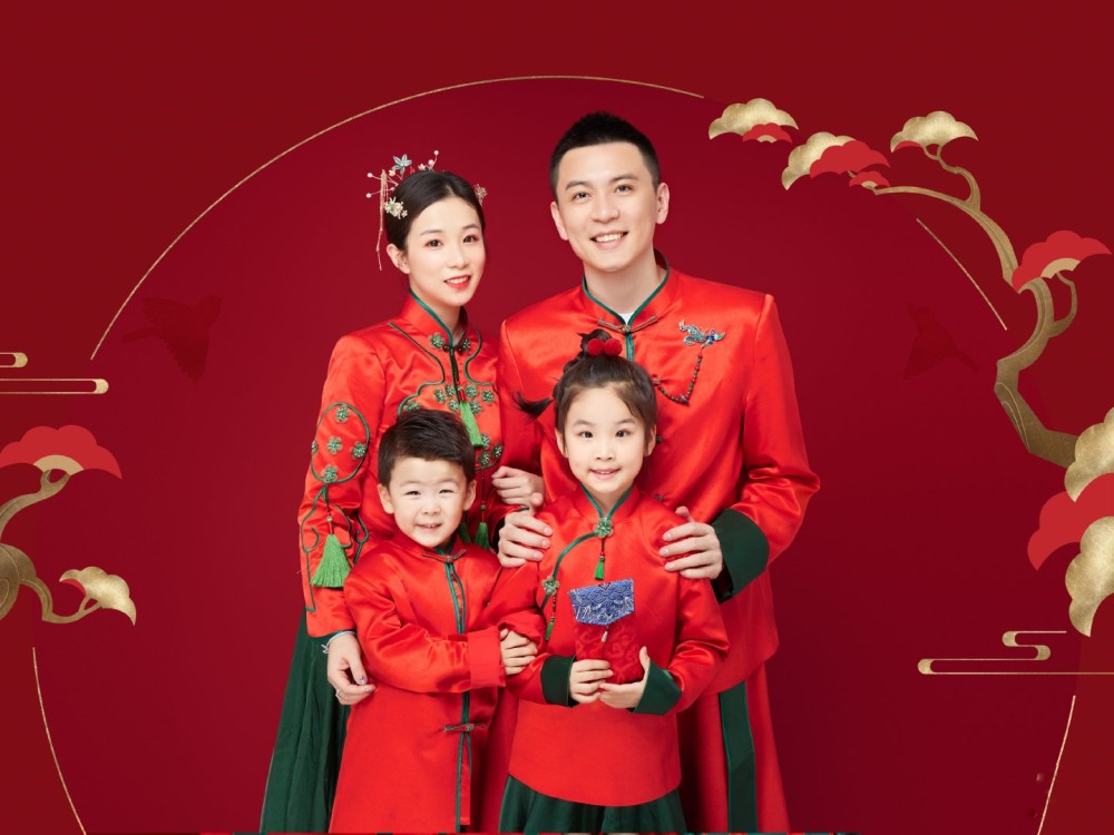 杨鸣老婆唐佳良晒全家福秀恩爱