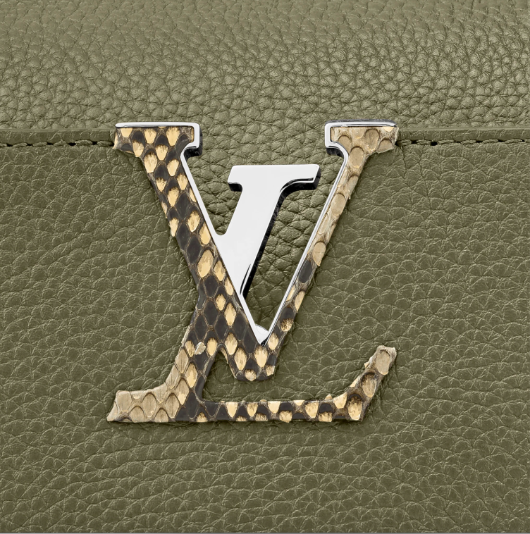 特征就是包口处的品牌缩写logo,缩写的lv字母被嵌入到了包身的皮革中