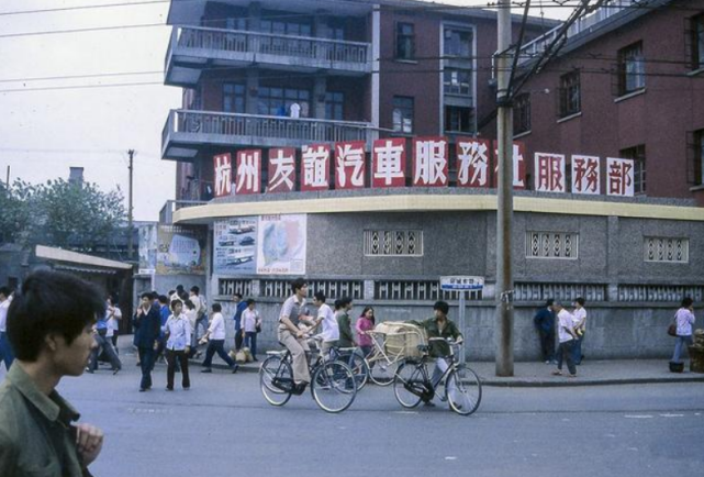 杭州老照片80年代的街头人潮拥挤的延安路你认得几张