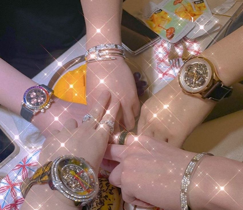 赵本山女儿高调炫富,与男友同框大秀好身材,男友身份背景被扒!