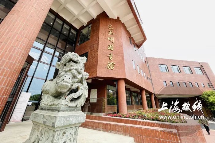 它,就是包玉刚图书馆!在交大闵行校区的思源湖畔静静伫立!