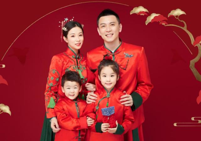 杨鸣全家福妻子美丽儿女双全球迷调侃尽快培养儿子进辽宁队