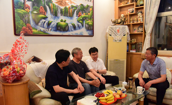 张志明于忠林看望慰问退休老干部