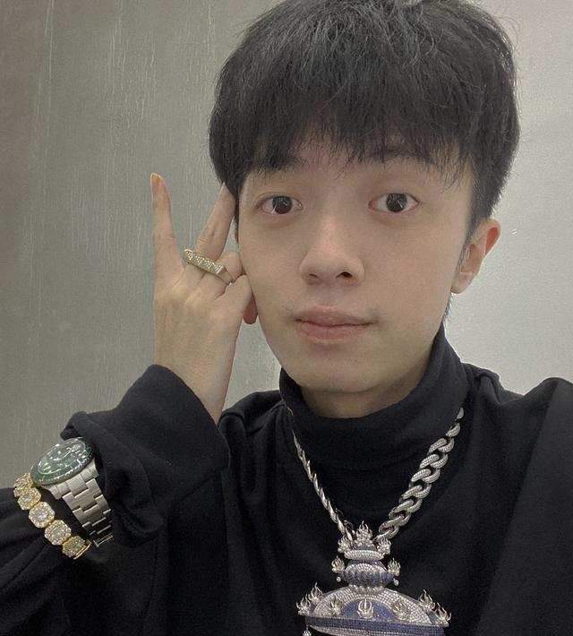 姜云升发文怒怼私生饭气到在直播间抽烟对方被扒是早有预谋