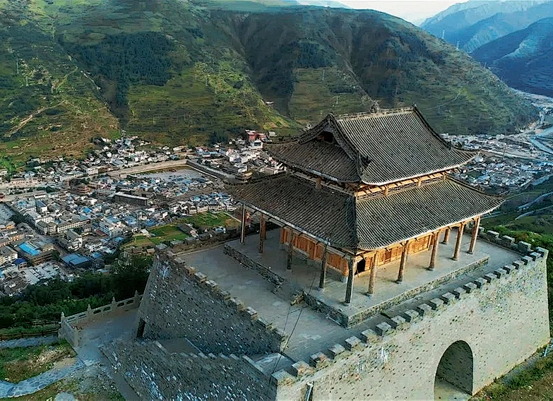 坐落有中國工農紅軍長征紀念碑總碑,還有毛兒蓋會議遺址,沙窩會議遺址