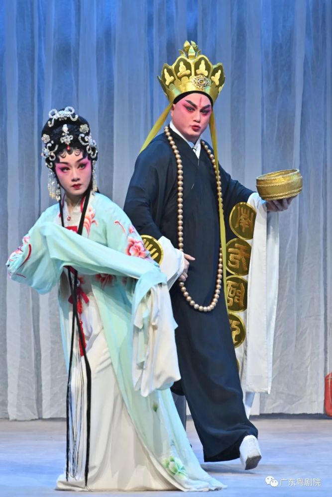 粤剧《白蛇传·情》是曾小敏的代表作之一,展示了粤剧的守正与创新.