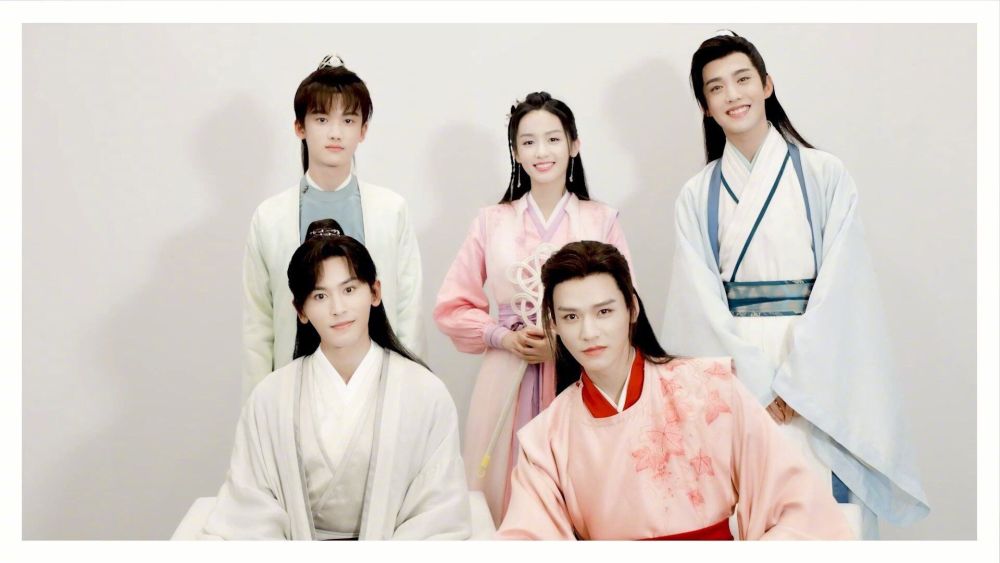 但是《山河令》凭借着优秀的演员,编剧,制作团队,在今年内多部影视