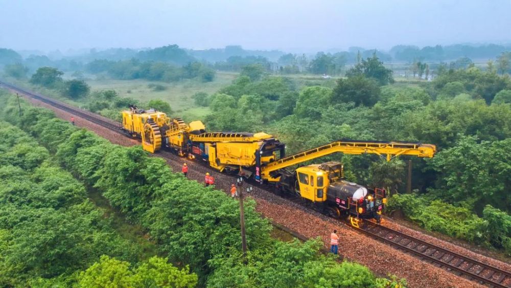 画面震撼皖赣铁路江西段开始首次集中修