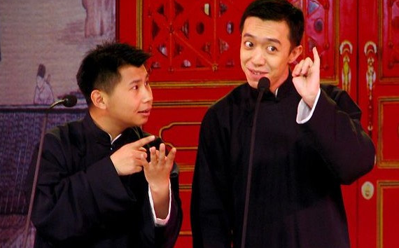 因为李菁与何云伟是相声搭档,当时还和节目《昼夜故事会》有合约在身