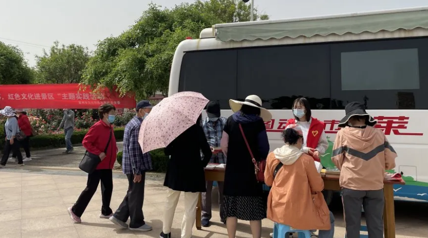 文旅系统全体党员干部在中华月季园开展"我为群众办实事,红色文化进