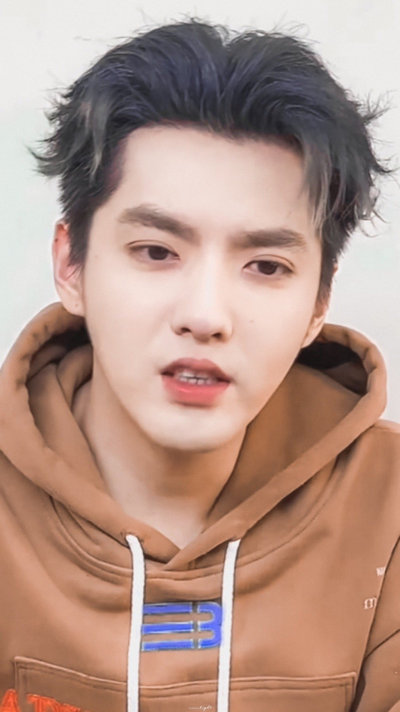 以前的吴亦凡,长相确实惊艳了不少人,可是近两年,他长胖了又时而丢弃