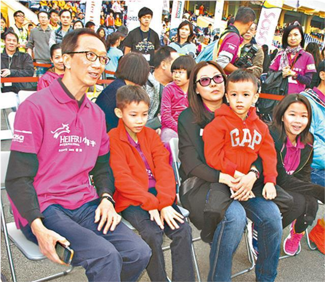 "跳水皇后"伏明霞与丈夫梁锦松送长女近亿元豪宅,作为其18岁生日礼物